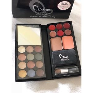 *NEW IN BOX* Makeover Essentials Beauty To Go